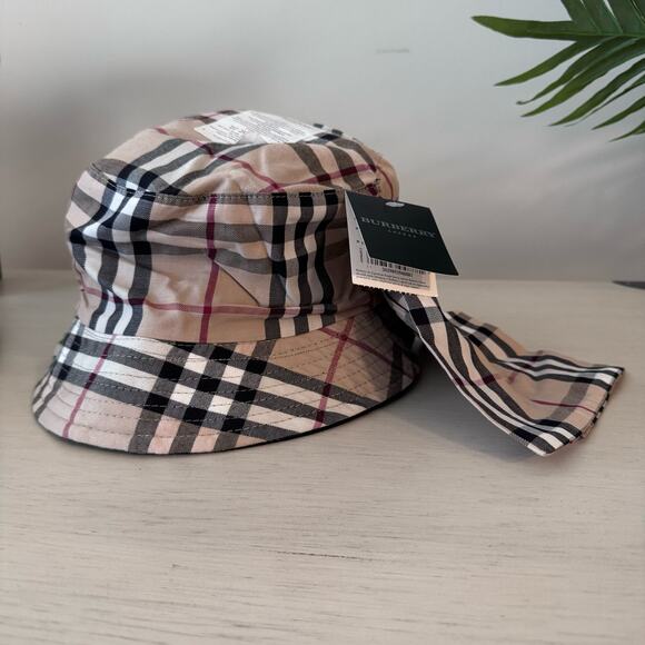 Auth reversible Burberry London bucket hat with storage pouch unisex. - Picture 1 of 7